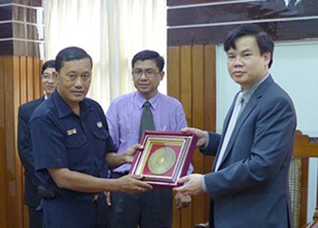 Ông Lê Đình Vinh, Chủ tịch HĐQT KLF nhận quà lưu niệm từ đại diện Ủy ban phát triển TP. Yangon
